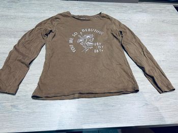 Teeshirt manches longues marron claire avec écriture rose 8 ans 