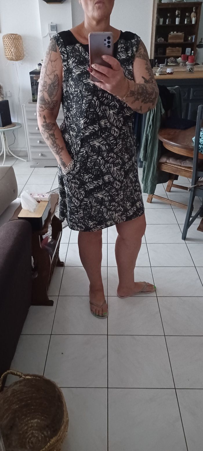 Très jolie robe femme T 48 - photo numéro 2