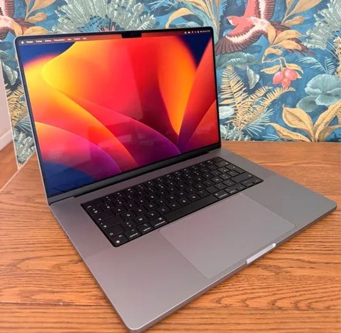 MacBook Pro 16 2023 M2 Pro, 16 Go Ram, stockage 500 Go, Batterie 97% en parfait état - photo numéro 2