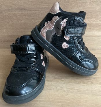 Baskets montante à scratch motif Licorne bébé fille