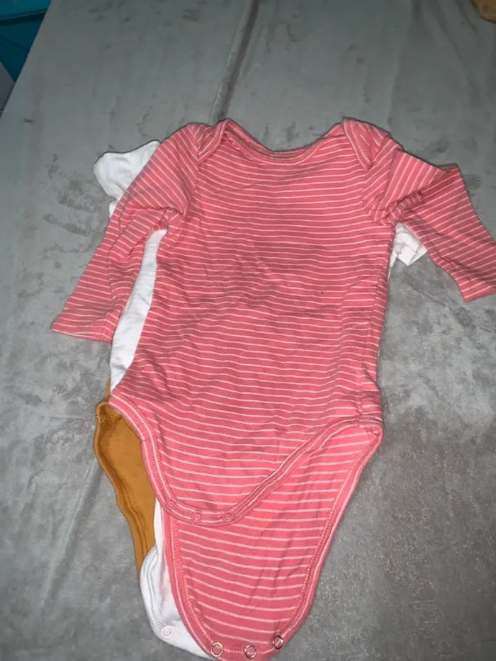 Lot de 4 bodie bébé fille colorés et fleuris - photo numéro 3