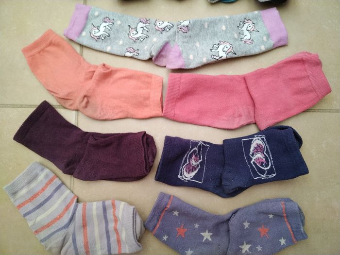 Lot 12 paires chaussettes fille en 31-34 TBE - photo numéro 3