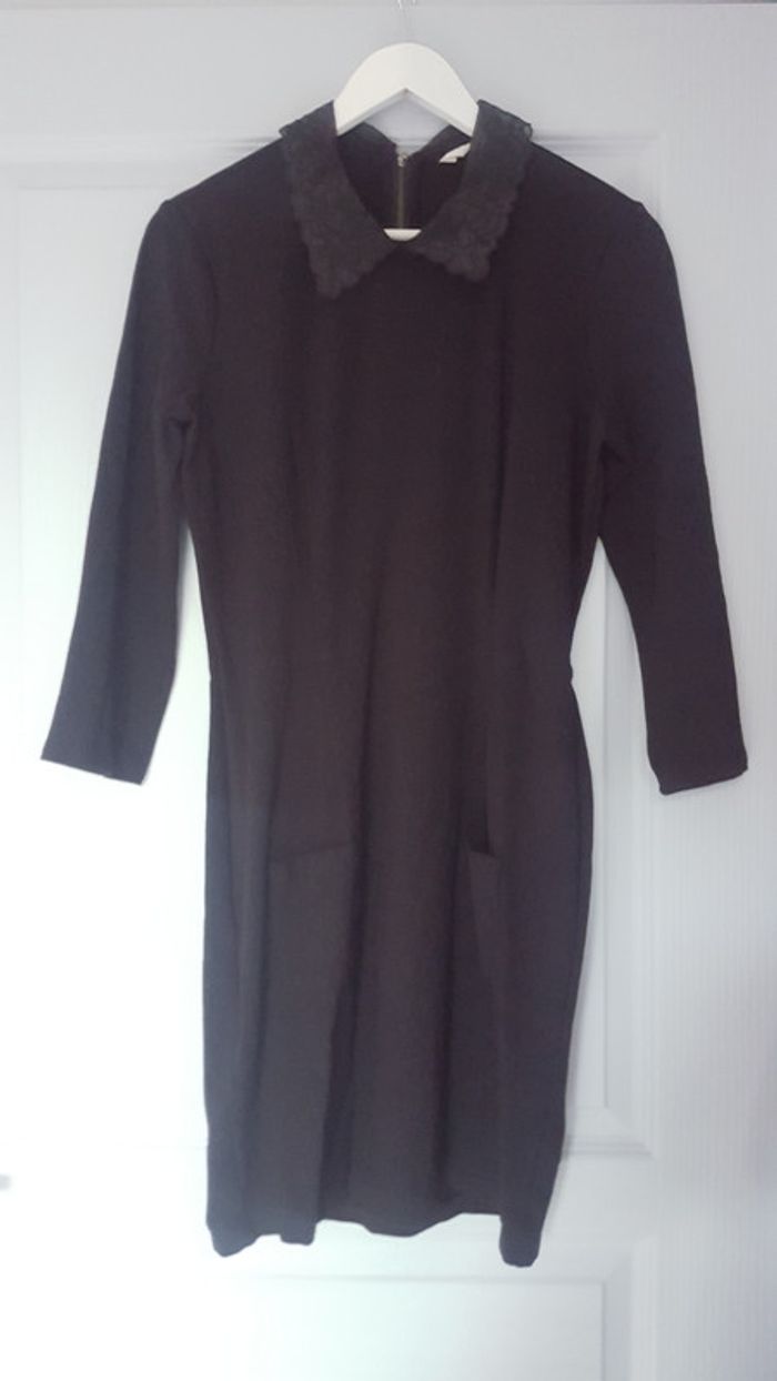 Robe noire avec col Claudine dentelle