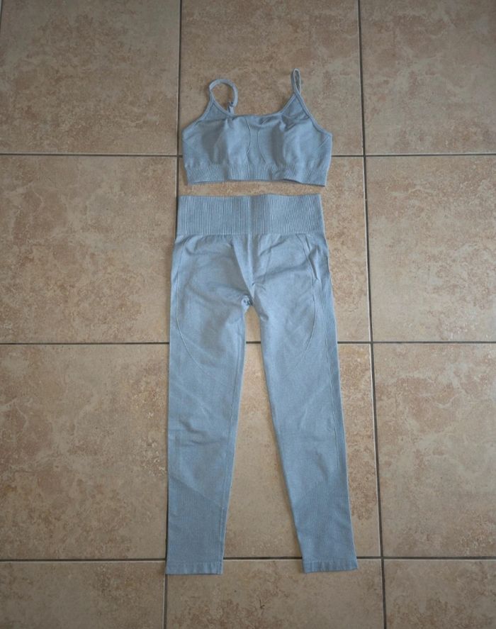 Tenue de sport bleu ciel
