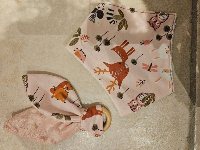 Bavoir et anneau dentition biche