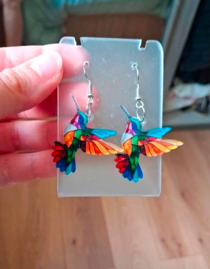 Boucle d'oreille oiseau multicolore 🐦 - photo numéro 1