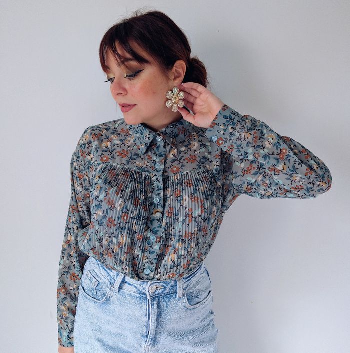 Chemise voilage fleurie bleu gris tendance romantique moderne Marque By Izea Taille 38 M - photo numéro 5