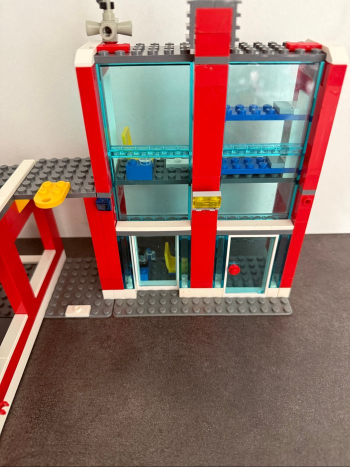 Lego city caserne pompiers 7208 - photo numéro 5