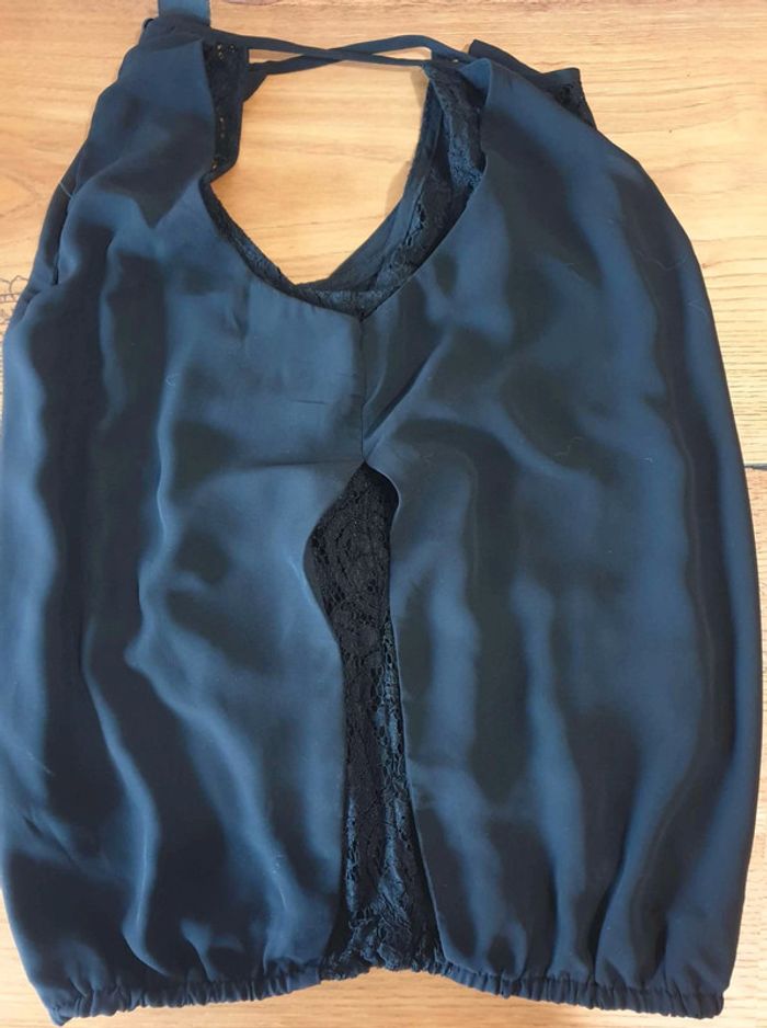 Haut  noir  avec  doublure dentelle - photo numéro 4