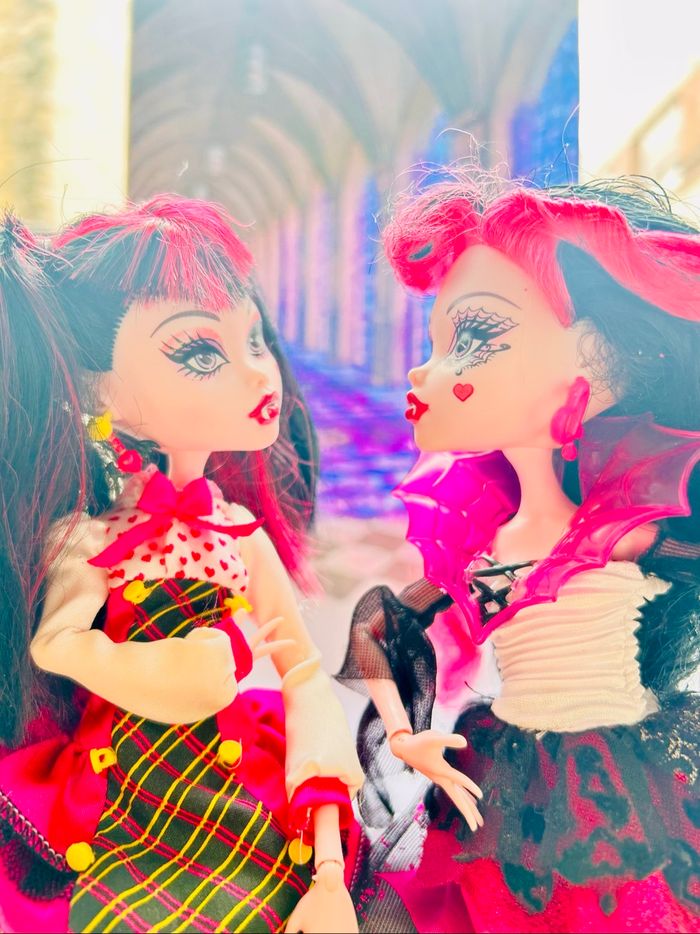 2 poupées Monster High Draculaura, de la collection Ghouls Rule de 2012 et School's Out. - photo numéro 3