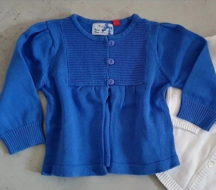 Lot de 3 T-shirts filles + 2 gilets taille 6 Mois. - photo numéro 3