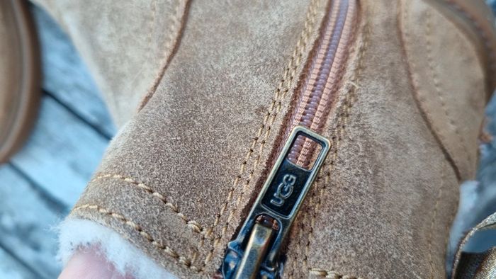 Bottines UGG 27,5  cuir Nubuck marron   très très bon état original - photo numéro 7