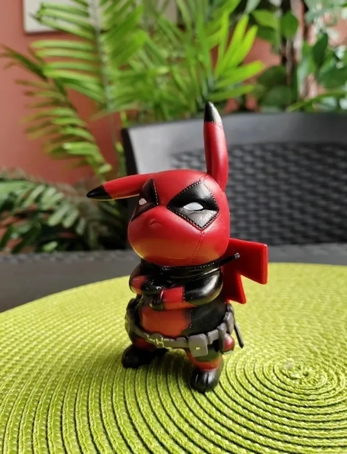 Figurine Pokemon Pikachu / Deadpool Marvel - Neuve - photo numéro 2