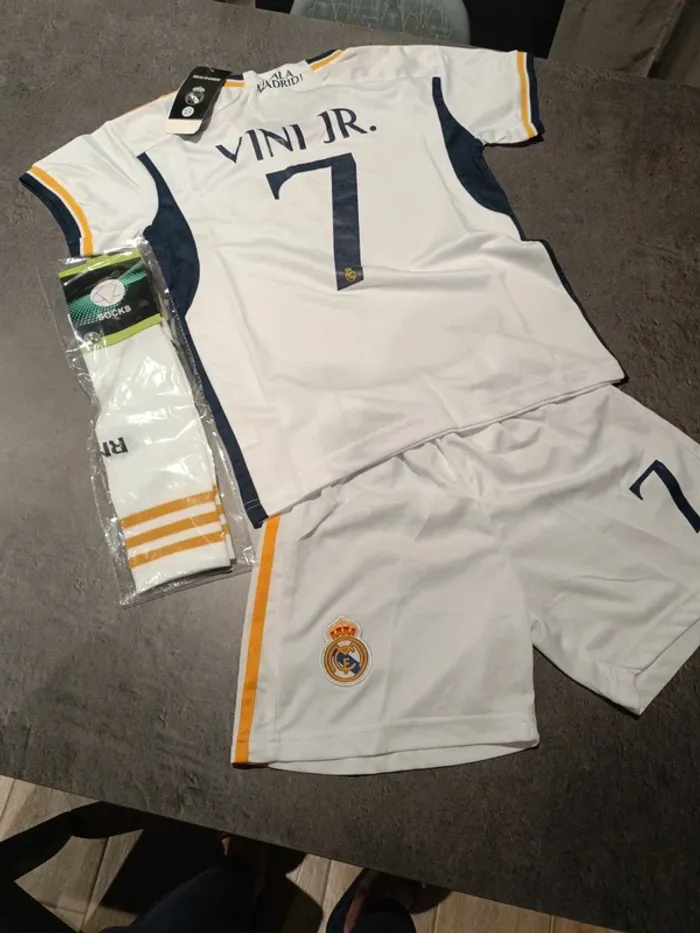 Tenue foot Real Madrid Vini Jr blanc. T.22