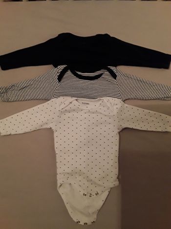3 bodys kiabi 3 mois