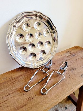 Assiette + 2 pinces à escargots