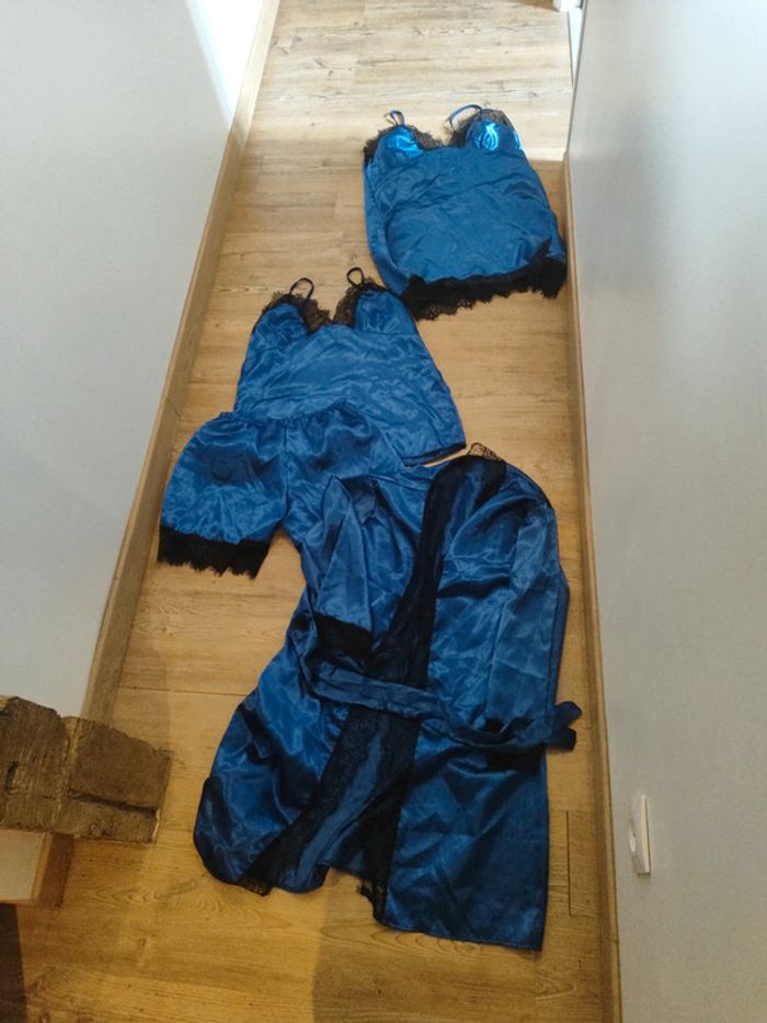 Ensemble de nuit bleu dentelle neuf