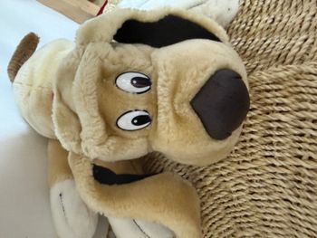 chien en peluche marron et blanc