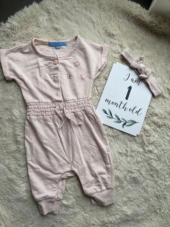 Combinaison salopette pantalon à manche courte rose fleur TQF 1 mois et son bandeau à cheveux