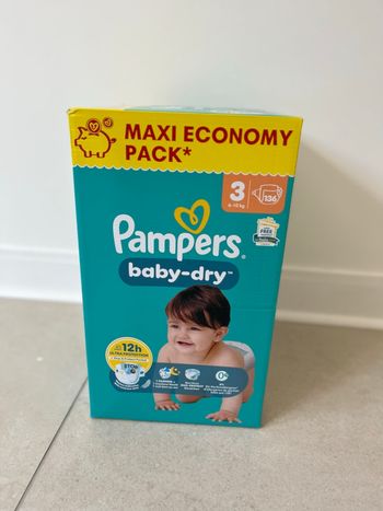 Couches Pampers taille 3 neuf