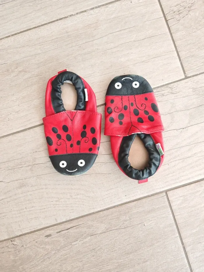 Chausson en cuir souple coccinelle