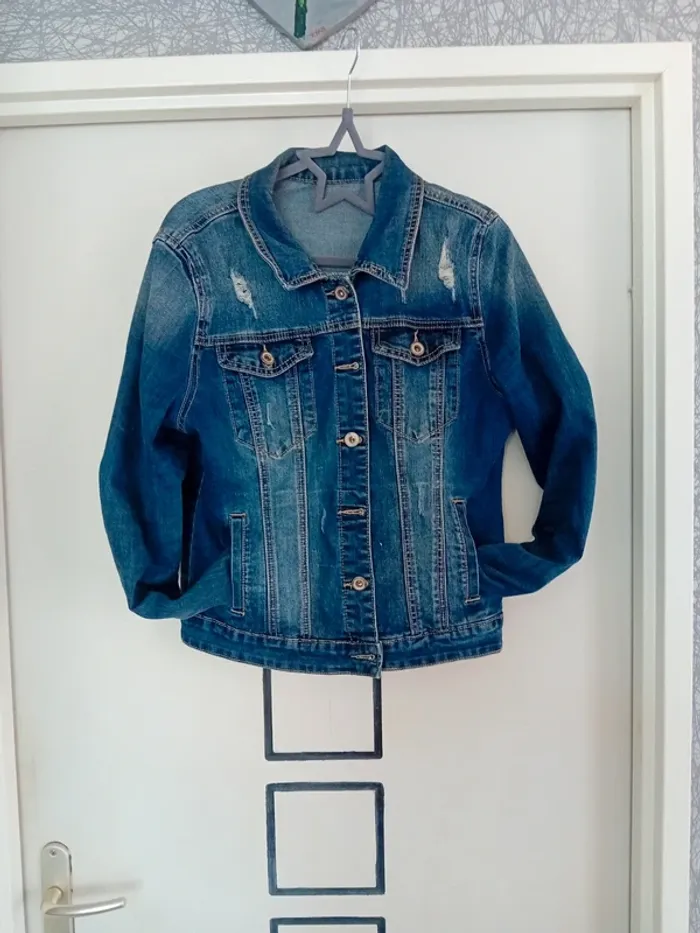 Veste en jeans effet usé taille L/40.