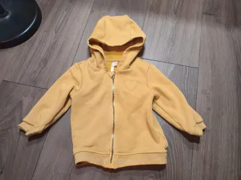Veste polaire orchestra moutarde coeur 9 mois bon état