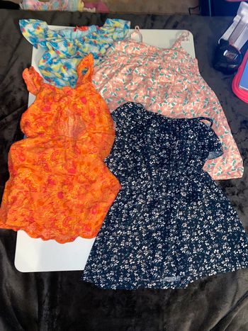 lot de trois robes et une Combies short pour filles, taille trois ans