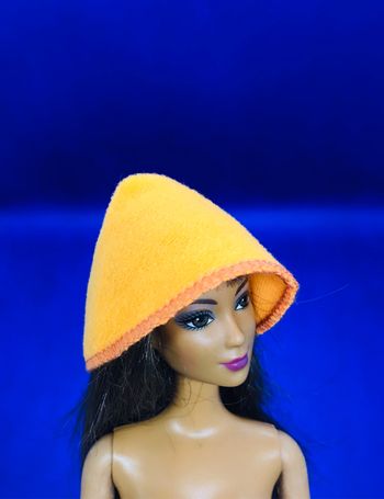 Bonnet maille gratée orange intense pour poupée Barbie ou compatible