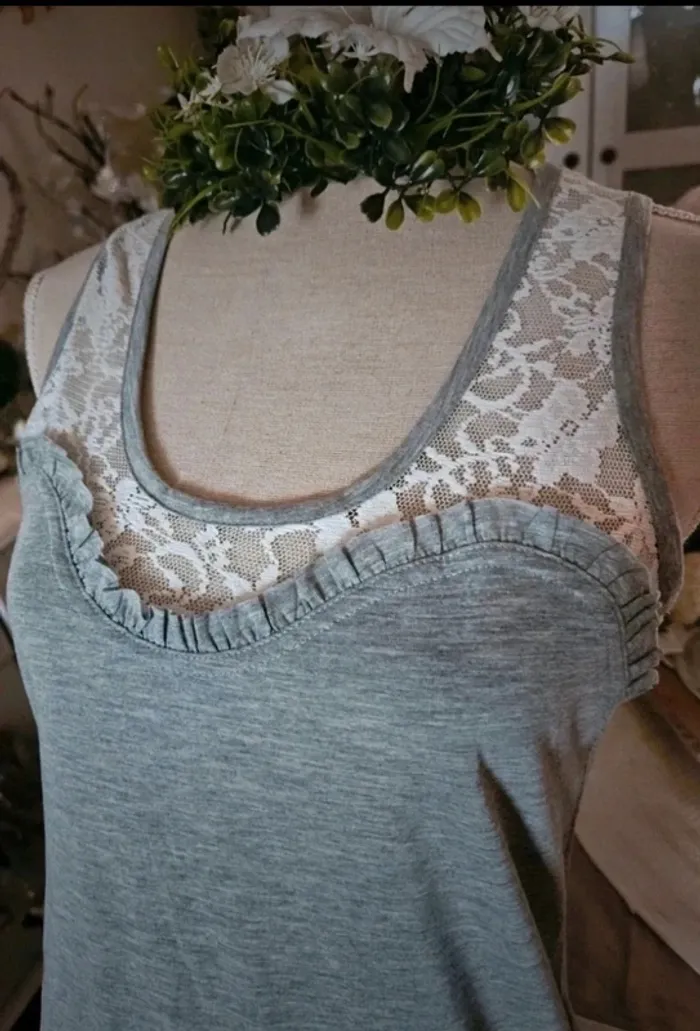 Haut gris dentelle blanche Mim Taille L Neuf