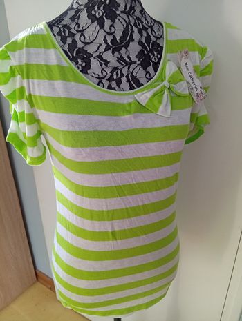 Joli tee-shirt avec p'tite dentelle à l' arrière