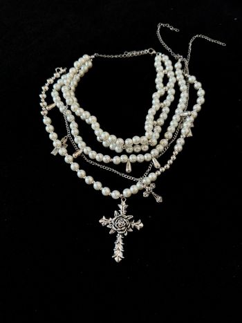 Collier perles multicouches croix style gothique vintage