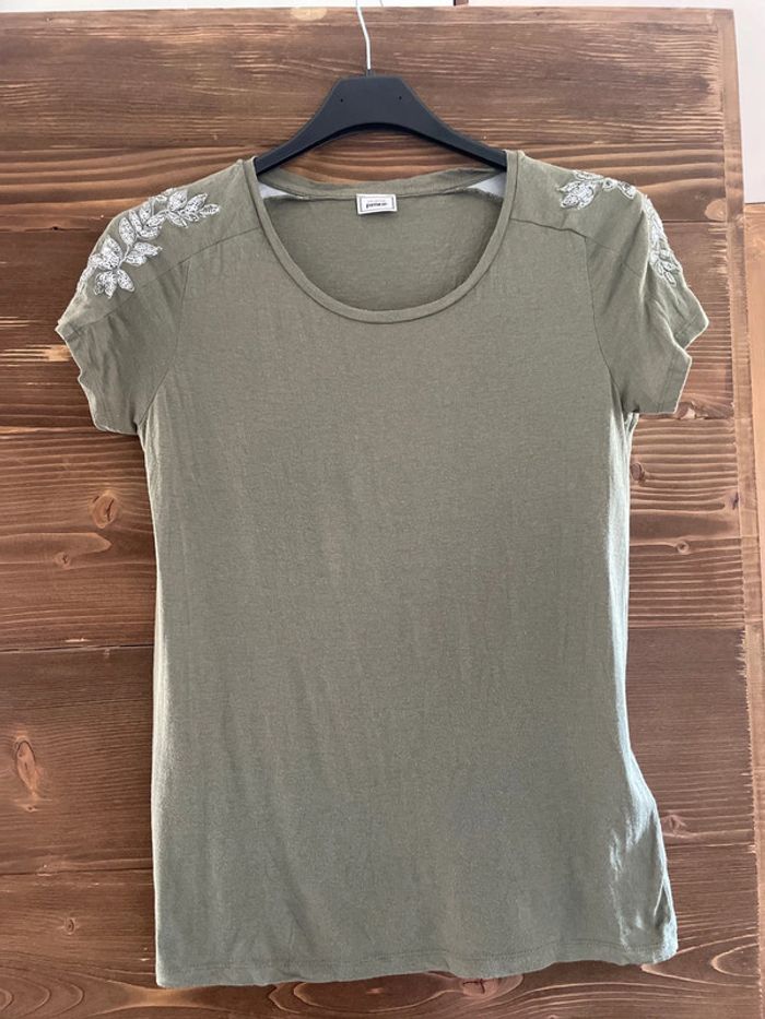 Tee shirt kaki avec motif perle sur les épaules