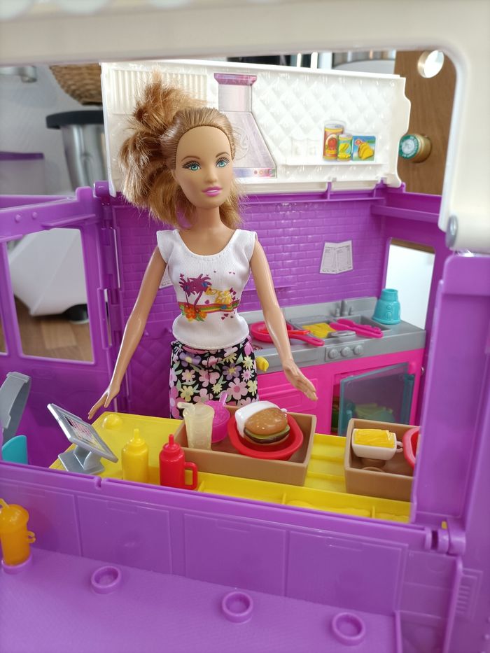 Camion foodtruck avec 1 barbie et alimentation - photo numéro 2