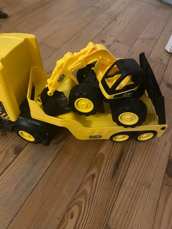 Gros camion avec tracto-pelleteuse