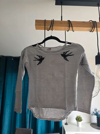 Jolie t-shirt epaules dégagées tbe