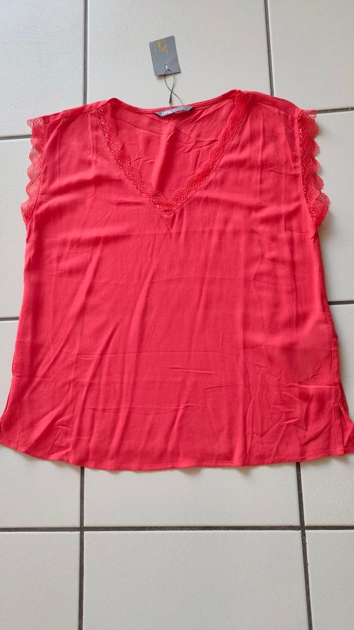 blouse / haut rouge avec bord dentelles ONLY taille 36 NEUVE avec étiquette - photo numéro 7