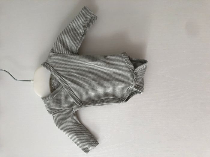 Lot bodies bébé - photo numéro 2