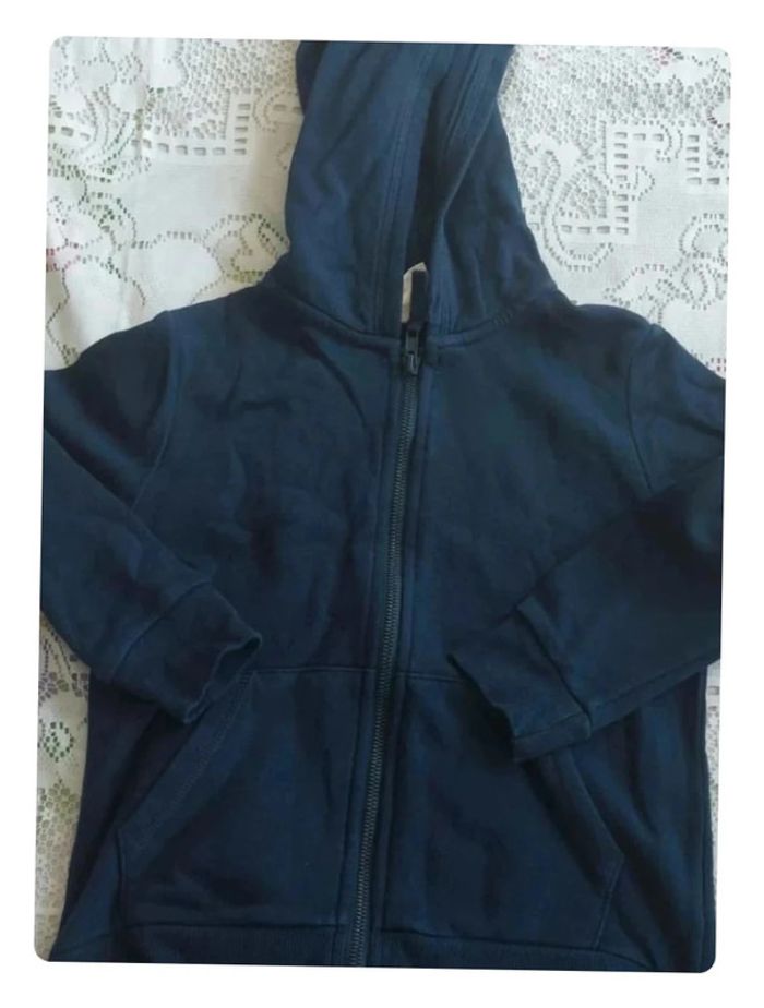 Gilet zippé à capuche bleu foncé, H&M en très bon état, taille 4/6 ans
