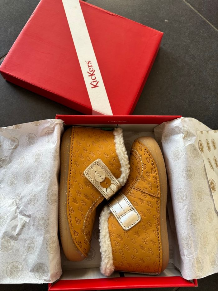 Bottillons fourres scratch couleur or semelles très souples