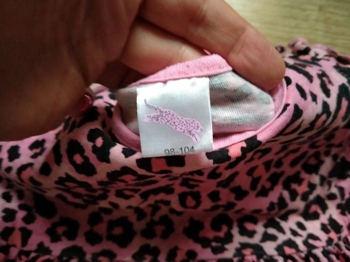 Robe rose. manches courtes.
Taille 3 ans 4 ans - photo numéro 5