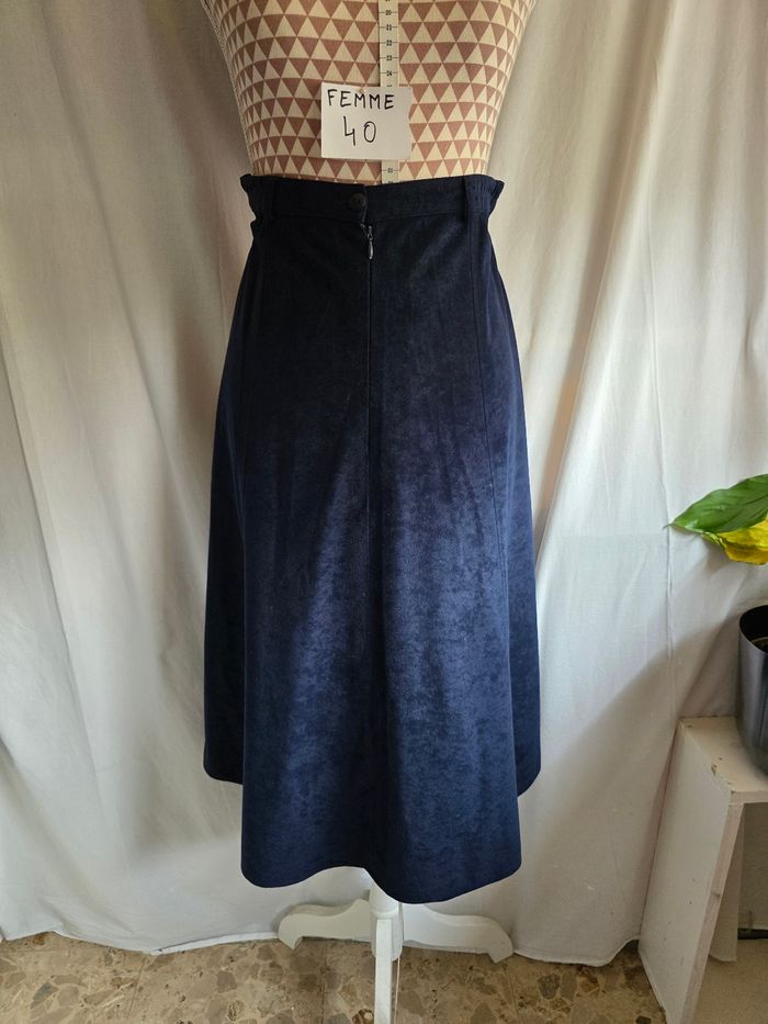Jupe,marine,tissus façon velours, fermeture par zip & bouton a l'arrière, en très bon état, en polyester, largeur de taille 39cm, longueur 76cm, marque Bleu Bonheur =8€ - photo numéro 3