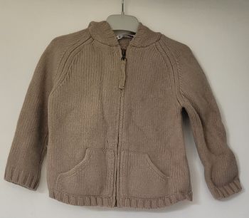 Gilet beige avec une capuche  100% laine de mérinos de la marque Bonpoint