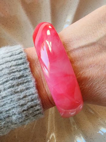 Bracelet jonc résine rose 