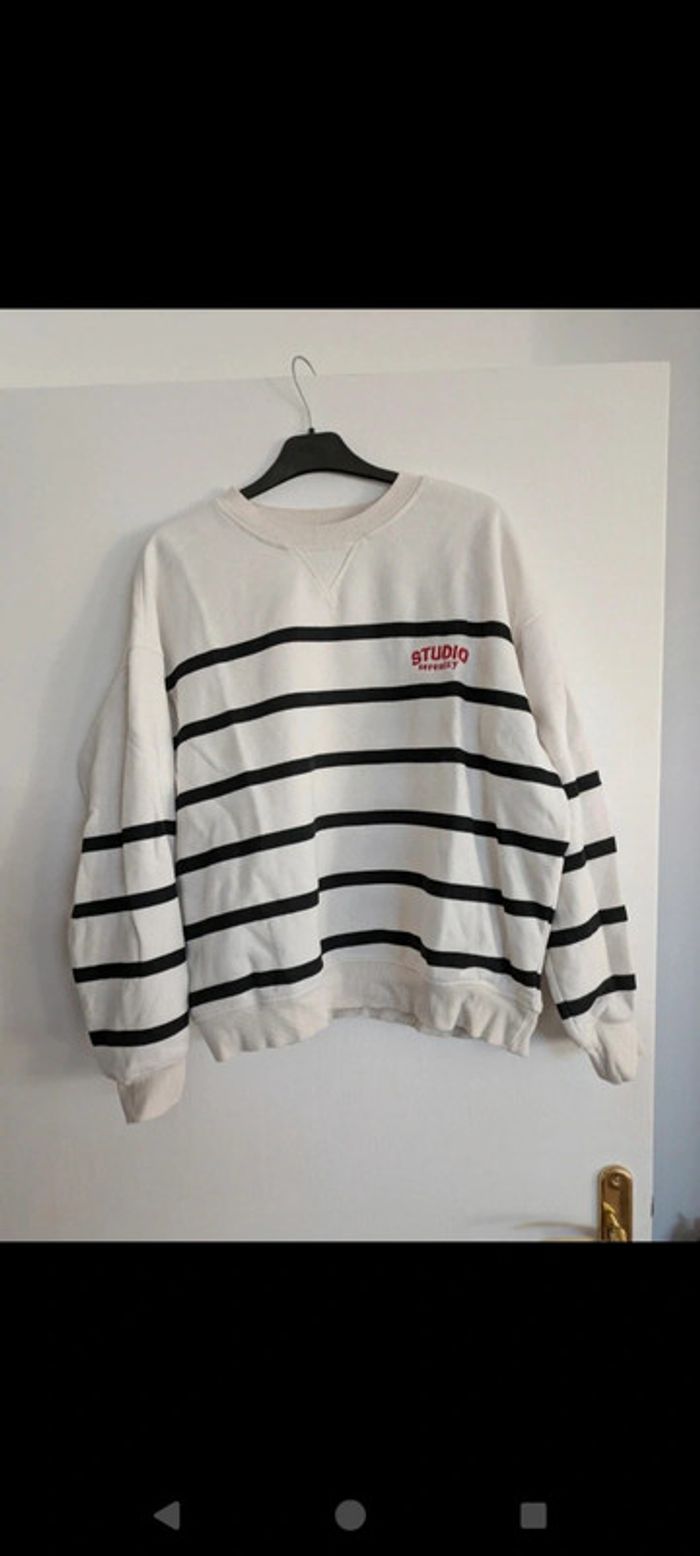 Sweat oversize a rayures et écriture brodée