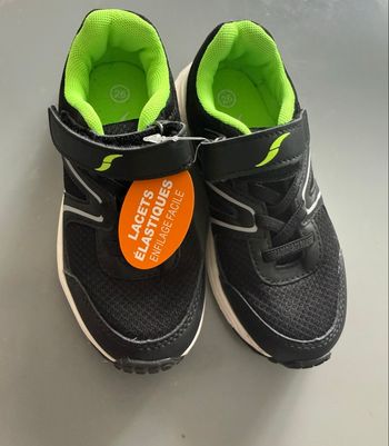 Chaussures baskets garçon T 26 noir et vert fluo