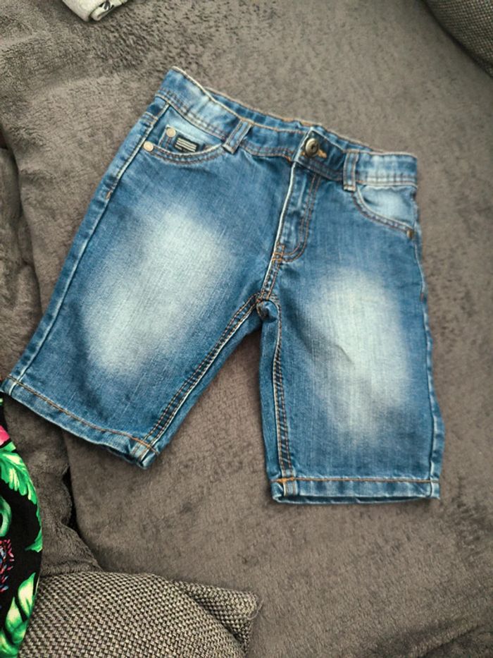 Bermuda en jean tape à l'oeil