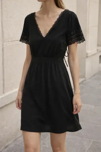 Robe noire élégante – dentelle – coupe fluide – Taille S