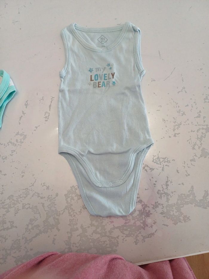 Lot 3 bodies sans manche Garçon 6 mois Disney très bon état - photo numéro 8