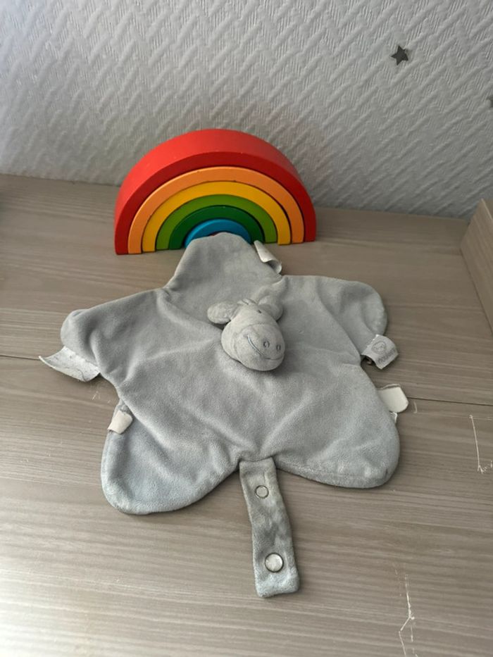Doudou Noukies Ane etoile plat bleu marine foncé attache tétine